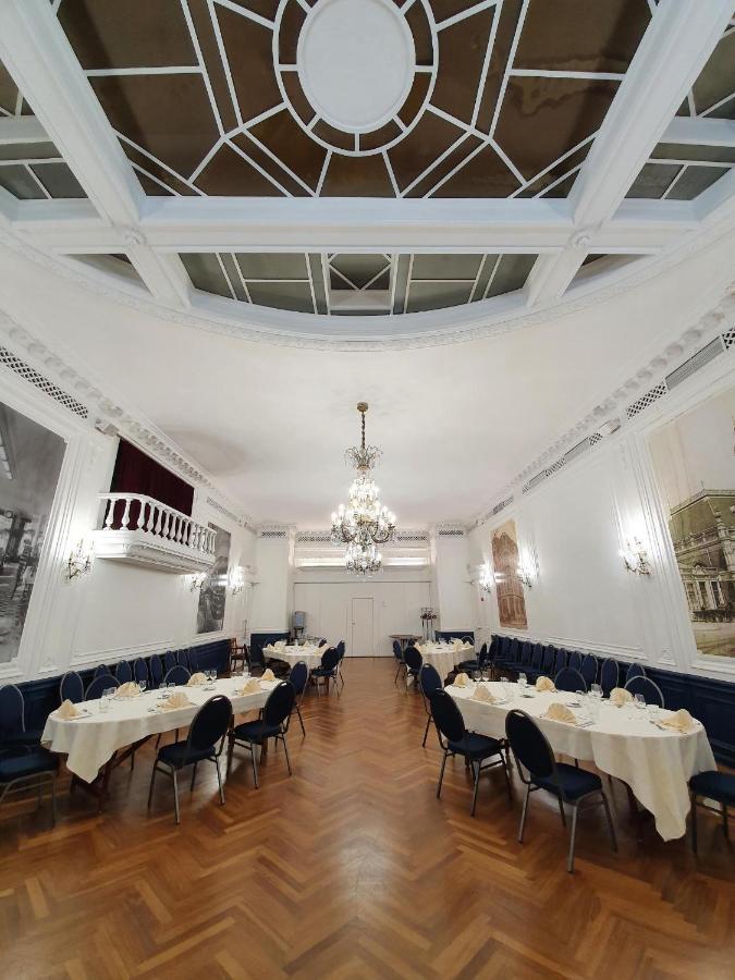 Le Grand Hotel Валенсиен Екстериор снимка