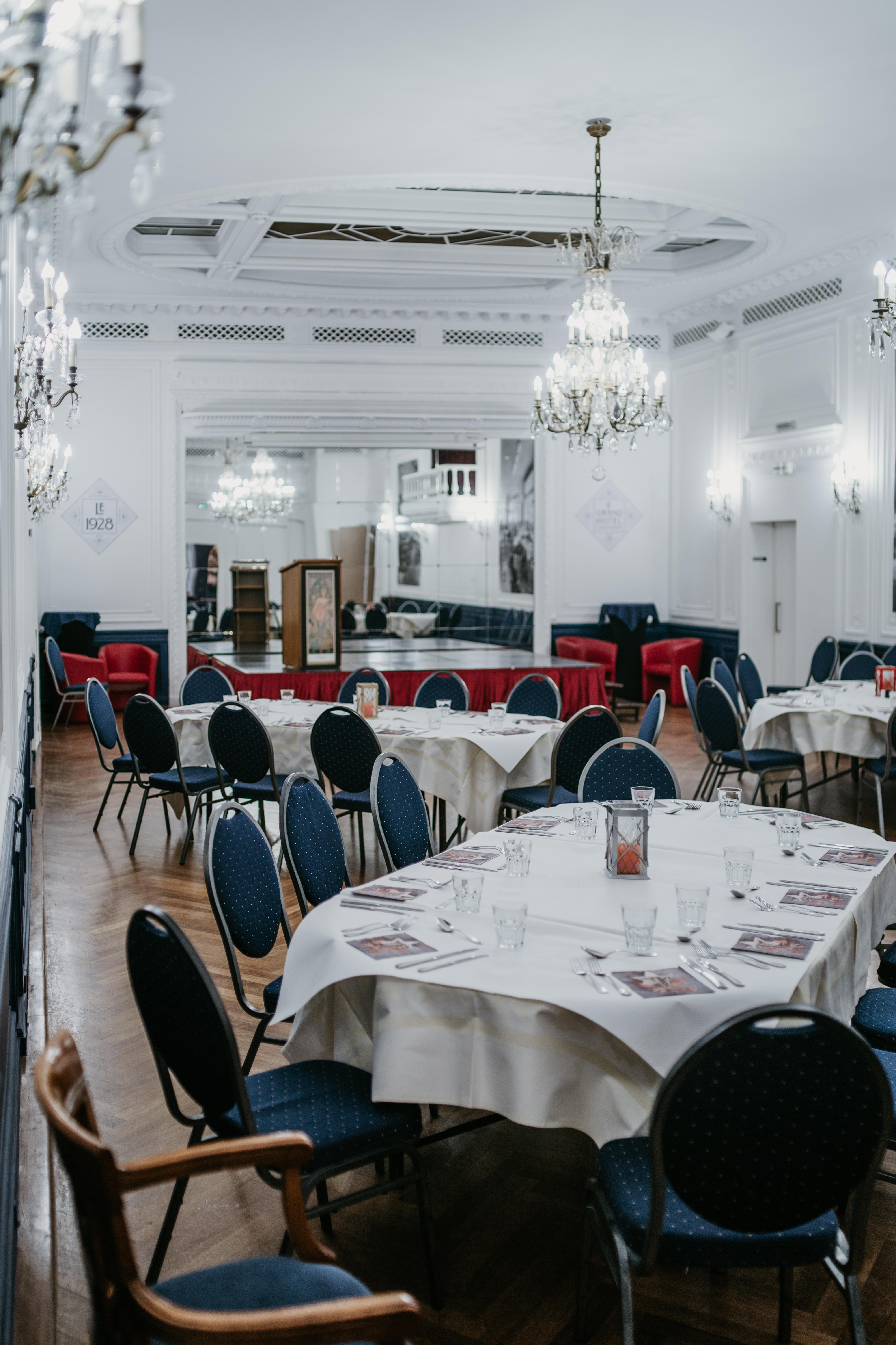 Le Grand Hotel Валенсиен Екстериор снимка